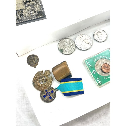 294 - Selection of collectable items includes Dobto nith0 1890 enamel medal, cap badge, selection of crown... 