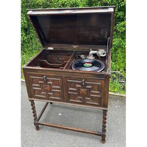 590 - Oak cabinet wind up gramophone, working order, approximate measurements: Height 35 inches, Length 31... 