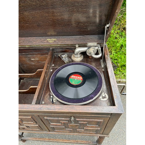 590 - Oak cabinet wind up gramophone, working order, approximate measurements: Height 35 inches, Length 31... 