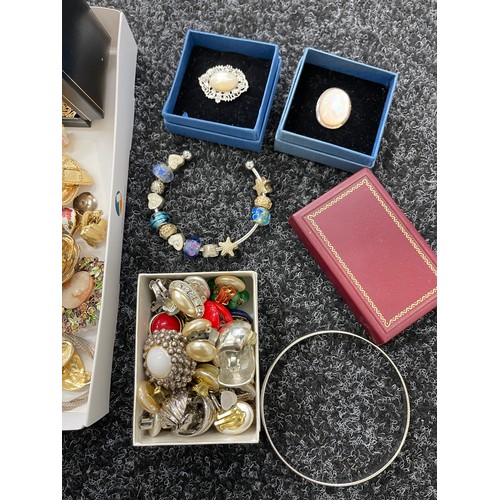 304 - Selection of assorted costume jewellery includes Charms, brooches, clip in earrings etc