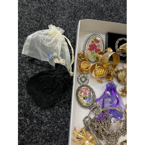 304 - Selection of assorted costume jewellery includes Charms, brooches, clip in earrings etc