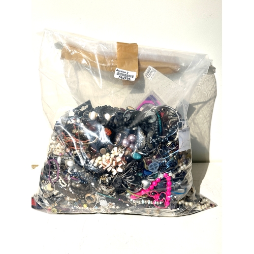 461 - 10kg UNSORTED COSTUME JEWELLERY inc. Bangles, Necklaces, Rings, Earrings.