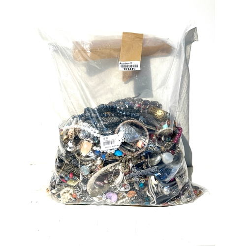 451 - 10kg UNSORTED COSTUME JEWELLERY inc. Bangles, Necklaces, Rings, Earrings.