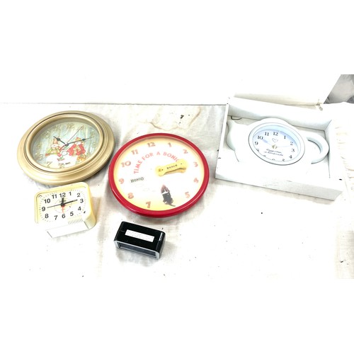 38 - Selection of vintage and later clocks includes wall clock etc