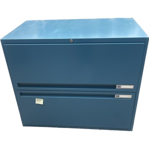 583 - 2 drawer metal filing cabinet measures approximately 27 inches tall 31.5 inches wide 17 inches depth