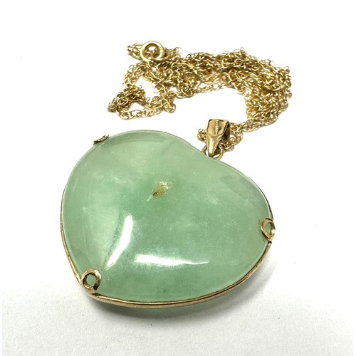 336 - 9ct gold heart jade oriental pendant necklace (7.9g)