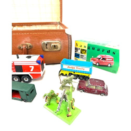 81 - Large selection of vintage and later cars includes match box etc in a vintage leather travel case