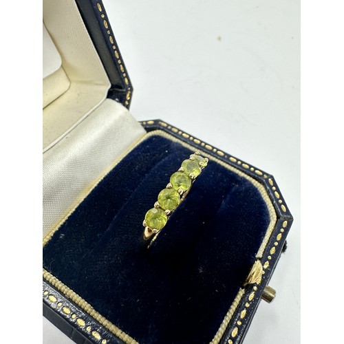 326 - 9ct gold peridot  dress ring (1.4g)