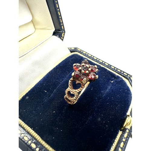 252 - 9ct gold garnet flower cluster openwork heart shoulders ring (1.6g)