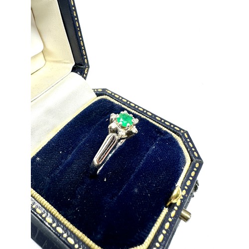 201 - 18ct white gold diamond & emerald ring (3.1g)