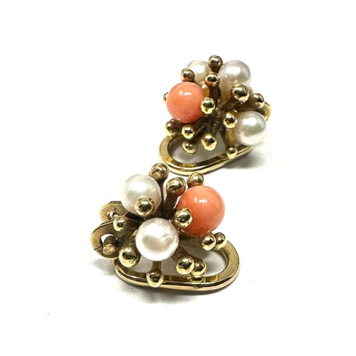 221 - 9ct gold coral and pearl modernist cluster clip on earrings (3.9g)