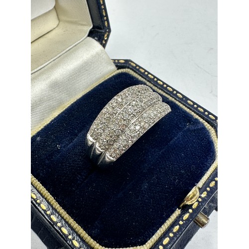 370 - 9ct white gold diamond ring (5g)