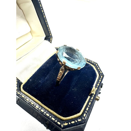 372 - 9ct gold vintage blue paste cocktail ring (4.2g)