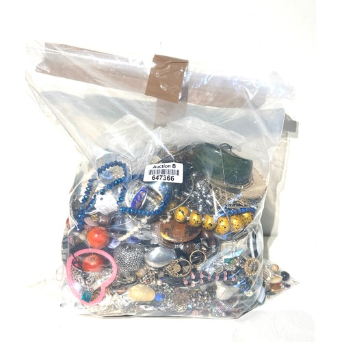 469 - 10kg UNSORTED COSTUME JEWELLERY inc. Bangles, Necklaces, Rings, Earrings.