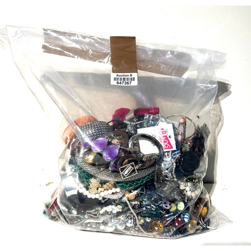 470 - 10kg UNSORTED COSTUME JEWELLERY inc. Bangles, Necklaces, Rings, Earrings.