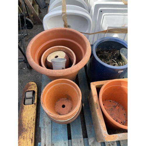 100F - Large selection of plant pots largest measures 18 inches tall 22 inches diameter