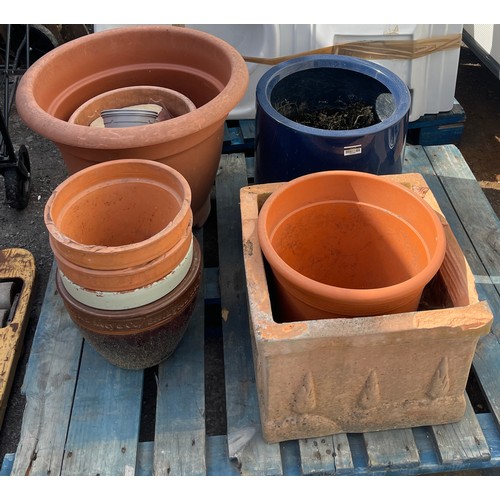 100F - Large selection of plant pots largest measures 18 inches tall 22 inches diameter