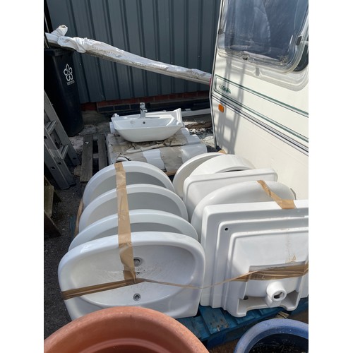 100G - Large selection of assorted sinks and pedestals