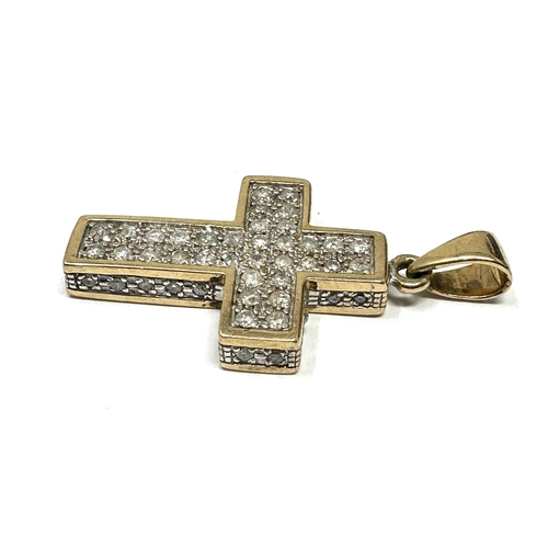 150 - 9ct gold diamond cross 3g