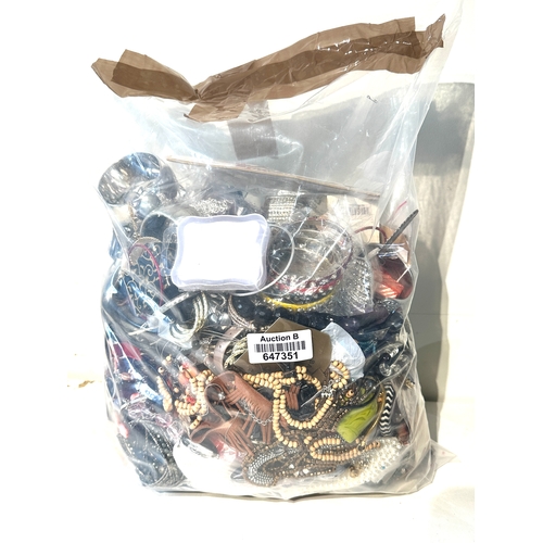 486 - 10kg UNSORTED COSTUME JEWELLERY inc. Bangles, Necklaces, Rings, Earrings.