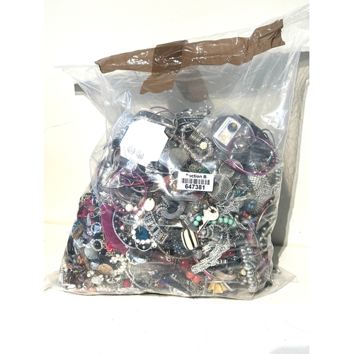 489 - 10kg UNSORTED COSTUME JEWELLERY inc. Bangles, Necklaces, Rings, Earrings.