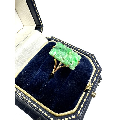 213 - 9ct gold art deco carved jade dress ring (2.2g)