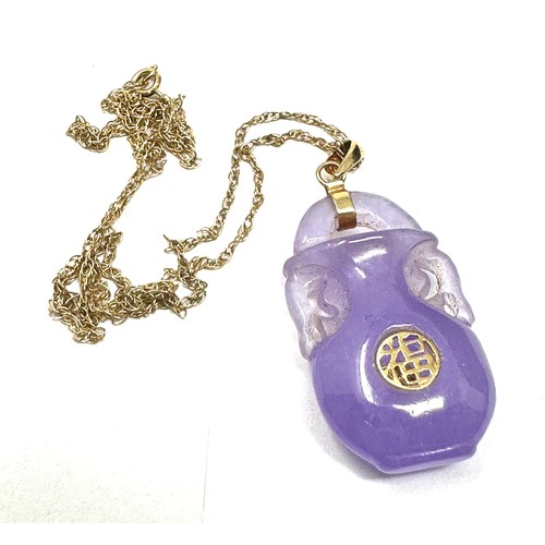 186 - 14ct gold dyed mauve jade oriental style pendant necklace with 9ct gold chain (6.2g)