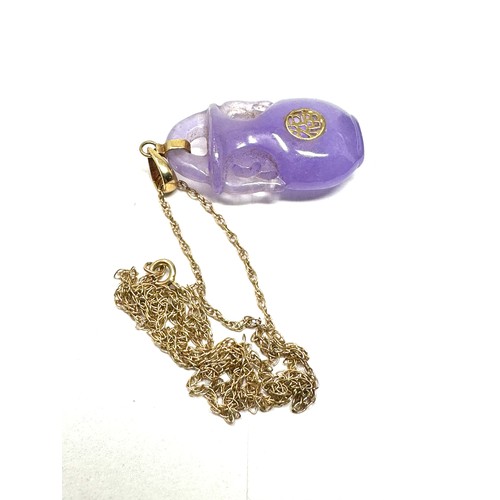 186 - 14ct gold dyed mauve jade oriental style pendant necklace with 9ct gold chain (6.2g)