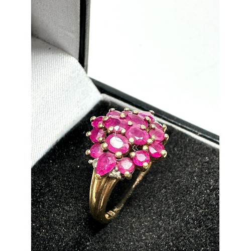 173 - 9ct gold vintage ruby and diamond set cluster ring (3g)