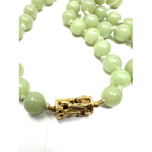 166 - 9ct gold clasped  jadeite bead necklace (70.5g)