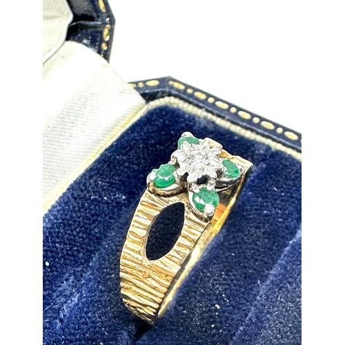 281 - 18ct gold diamond & emerald modernist dress ring with textured shank (3.5g)