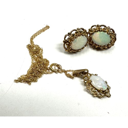 266 - 9ct gold opal pendant necklace & paired stud earrings (3g)