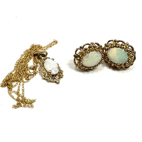 266 - 9ct gold opal pendant necklace & paired stud earrings (3g)