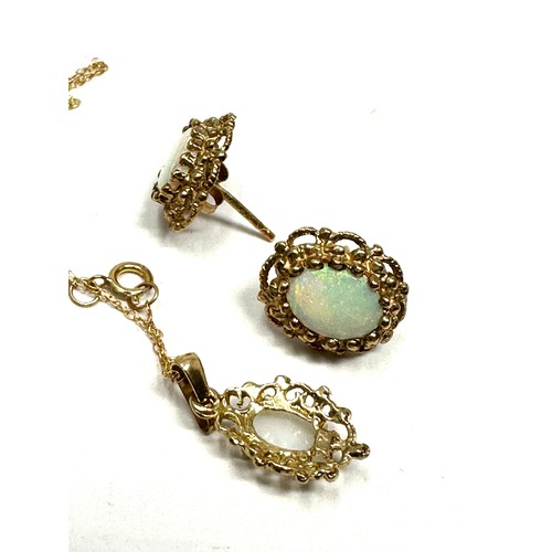 266 - 9ct gold opal pendant necklace & paired stud earrings (3g)