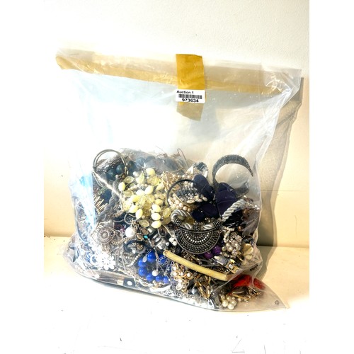 499 - 10kg UNSORTED COSTUME JEWELLERY inc. Bangles, Necklaces, Rings, Earrings.