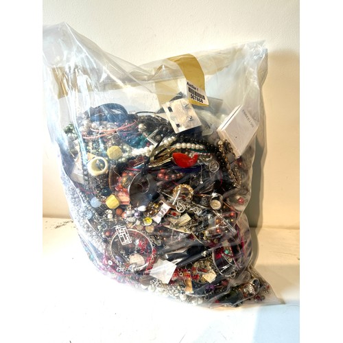 476 - 10kg UNSORTED COSTUME JEWELLERY inc. Bangles, Necklaces, Rings, Earrings.