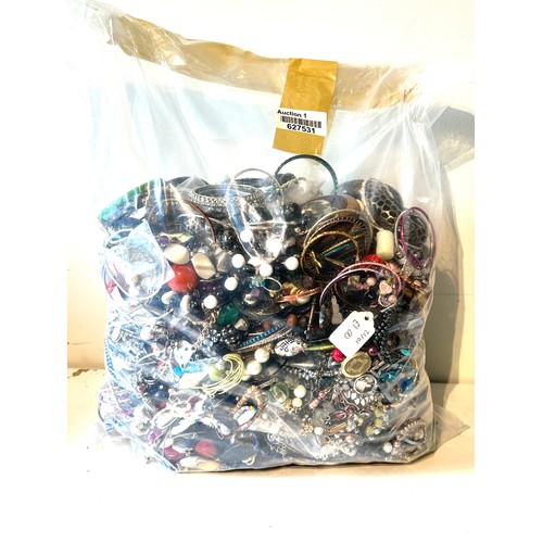 477 - 10kg UNSORTED COSTUME JEWELLERY inc. Bangles, Necklaces, Rings, Earrings.