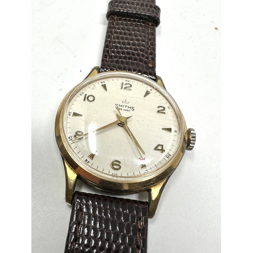 414 - Vintage Smiths de luxe gents wristwatch the watch is ticking