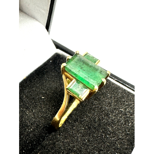 150 - 18ct gold emerald ring 3 emeralds largest measures approx 9.5mm by 6mm weight 4.6g