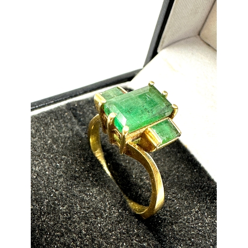 150 - 18ct gold emerald ring 3 emeralds largest measures approx 9.5mm by 6mm weight 4.6g