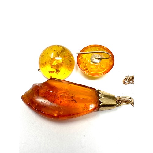 296 - 9ct gold amber pendant necklace & earrings (8.3g)