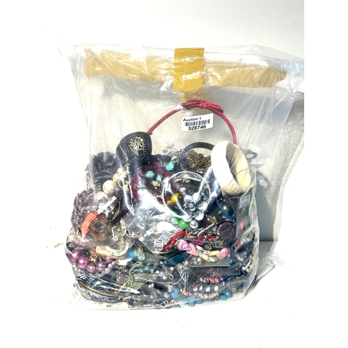 495 - 10kg UNSORTED COSTUME JEWELLERY inc. Bangles, Necklaces, Rings, Earrings.