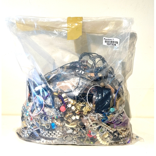 487 - 10kg UNSORTED COSTUME JEWELLERY inc. Bangles, Necklaces, Rings, Earrings.