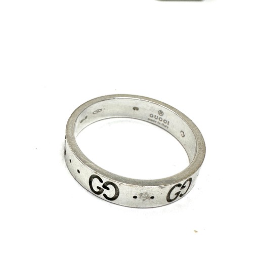 177 - 18ct white gold gucci logo band ring (3.8g)