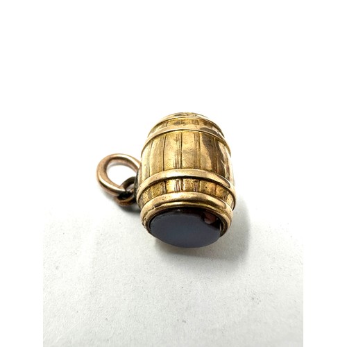 198 - 14ct gold bloodstone and agate barrel charm (3.4g)