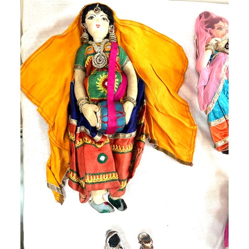 39 - Selection of 5 vintage Indian dolls in traditional costume and a draw string bag