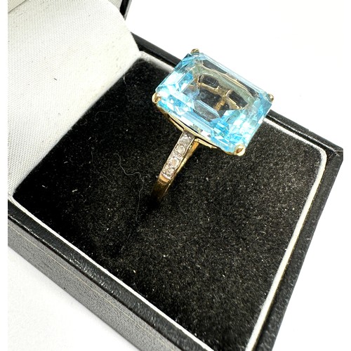 263 - 9ct gold diamond and topaz ring (4.1g)