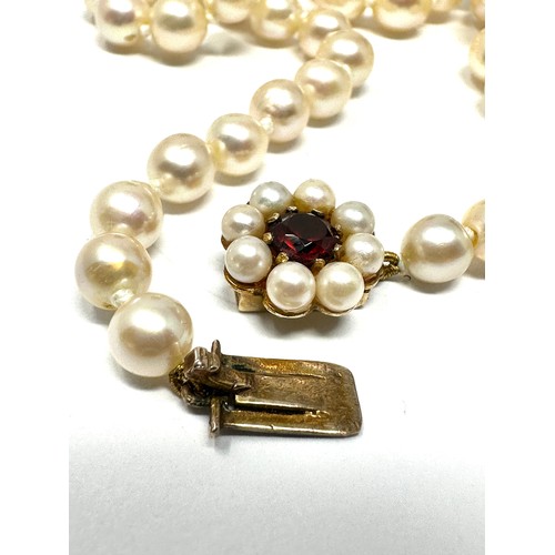 321 - 9ct gold cultured pearl & garnet clasp cultured pearl single strand necklace (29.9g)