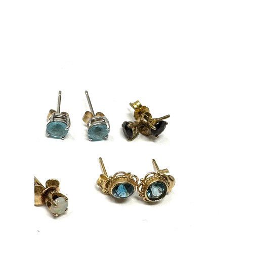 348 - 4 x 9ct yellow & white gold topaz & opal stud earrings (2.3g)