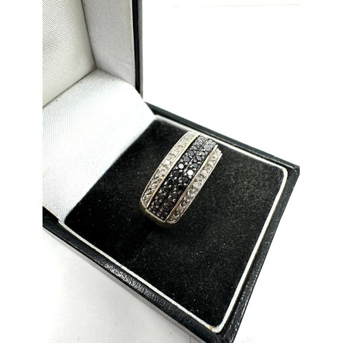 366 - 9ct gold  black and white diamond  ring (4.6g)